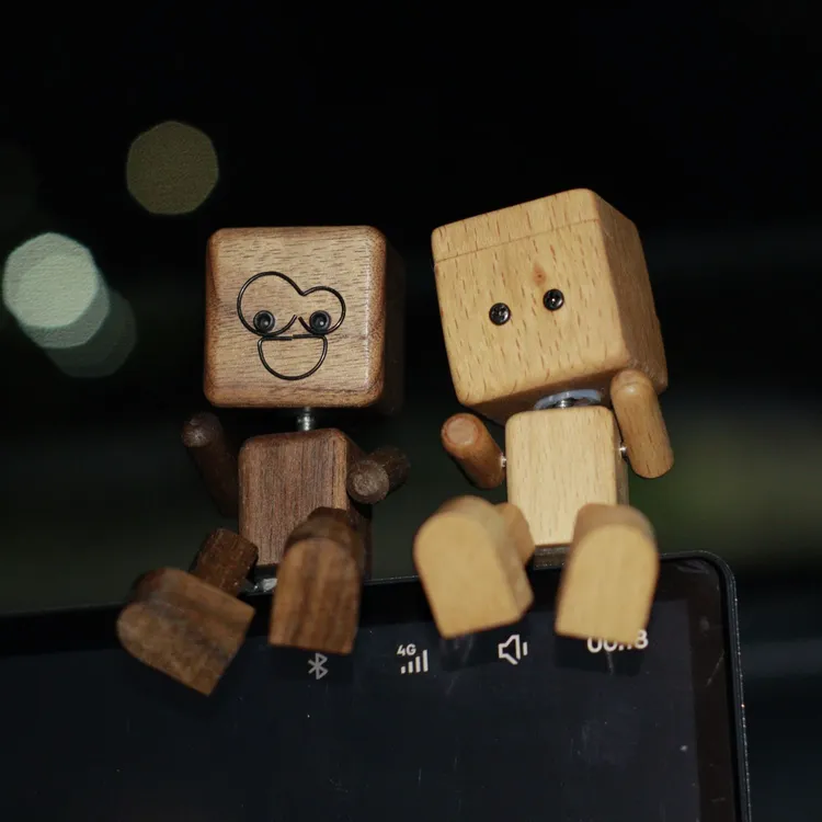 摇腿小木仔摆件汽车桌面创意抖动车载机器人治愈摆件可爱香薰内饰