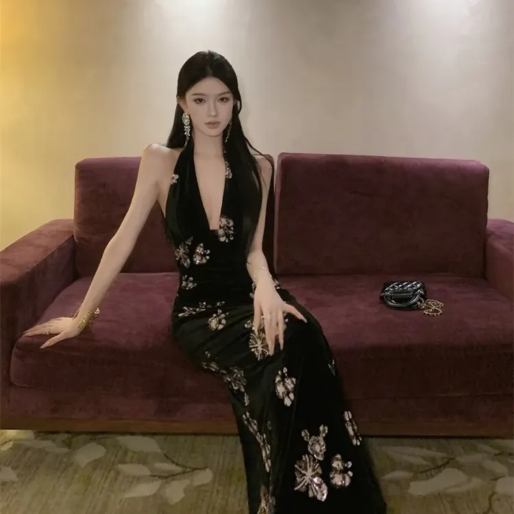 法式千金连衣裙女2025夏季性感收腰黑色挂脖吊带裙礼服丝绒长裙