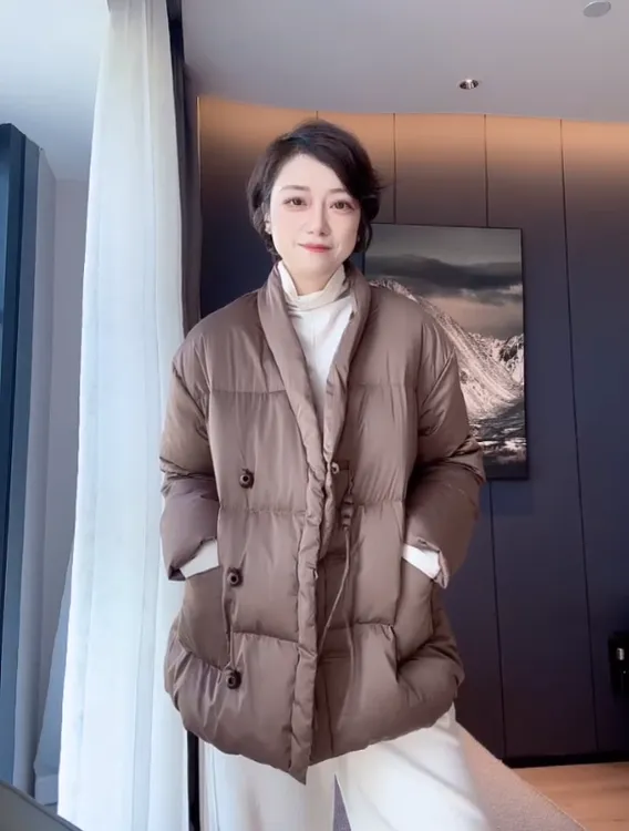 【U.M】新中式国风缎面V领绣球扣羽绒服保暖气质