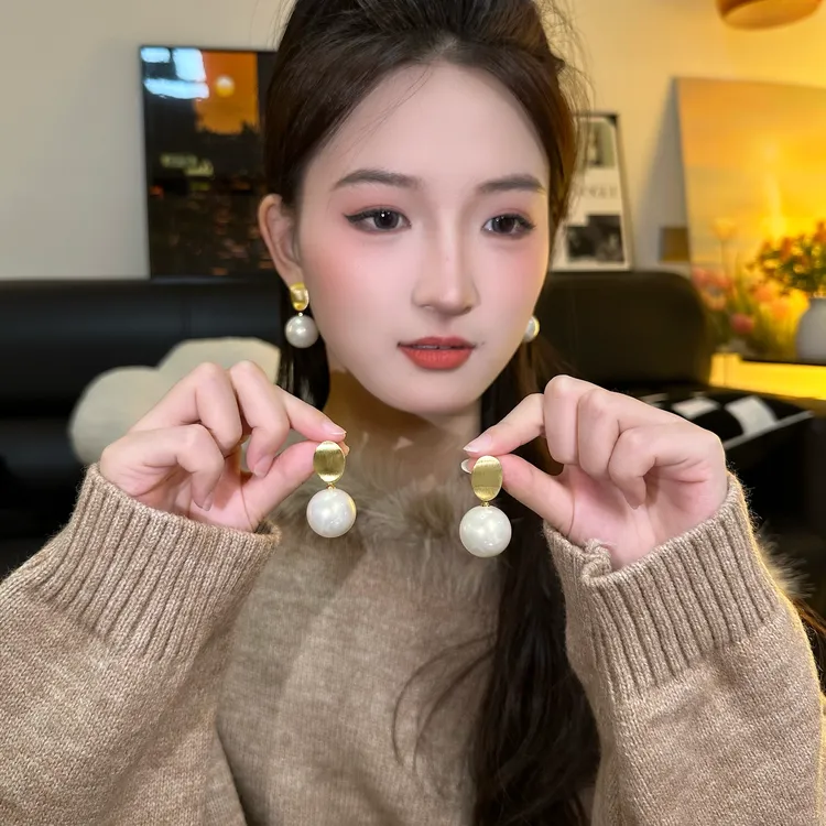 铜合金耳饰 复古大珍珠耳环小众设计女耳饰简约百搭气质轻奢