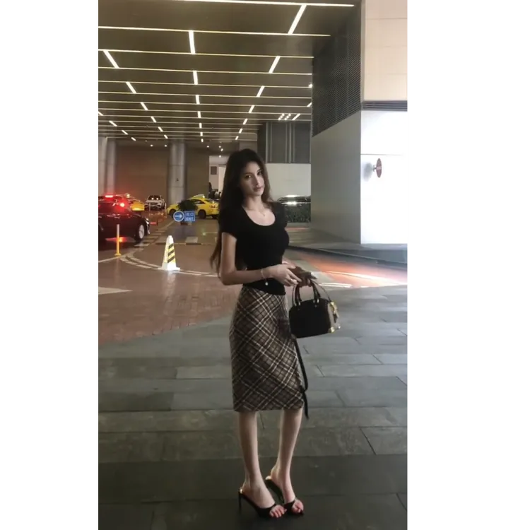 纯欲辣妹黑色u领正肩短袖T恤女夏2025新款性感格纹包臀半身裙套装