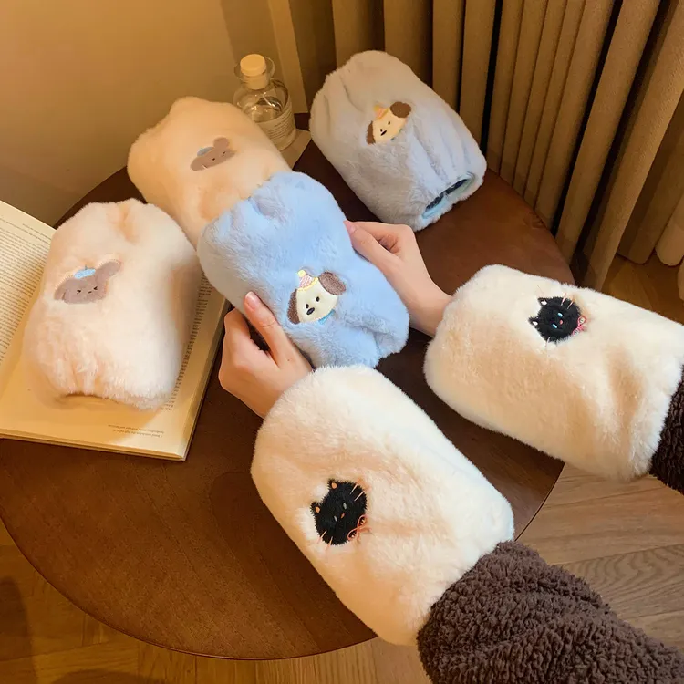 可爱毛绒袖套冬季上班羽绒服耐脏防污套袖学生卡通护袖2025新款