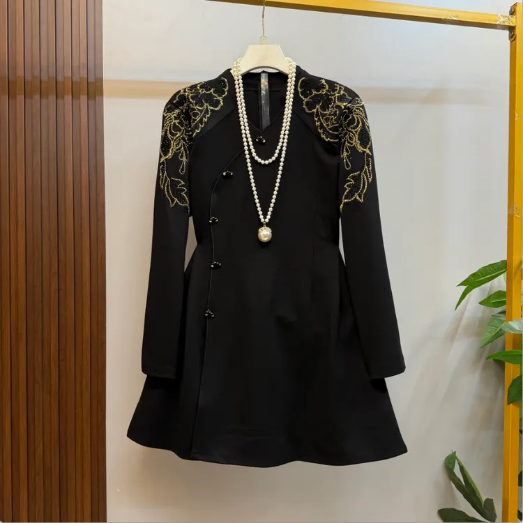 新款大码女装时尚气质纯色高级感国风重工烫钻设计新中式连衣裙