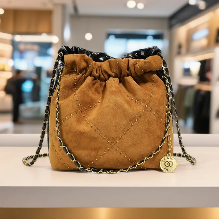 复古磨砂云朵包2025新款铆钉绣线单肩包网红轻奢钱袋子斜挎水桶包