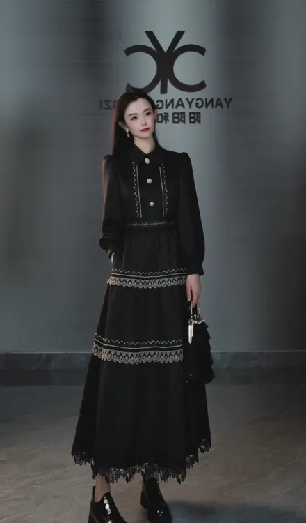 105612小众设计师品牌提花黑色长袖连衣裙泡泡袖显瘦长裙秋冬新款