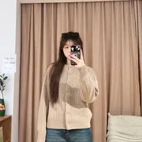 86025余小鱼 【基础格调】三色麻花单排扣百搭秋冬圆领毛衣开衫女装