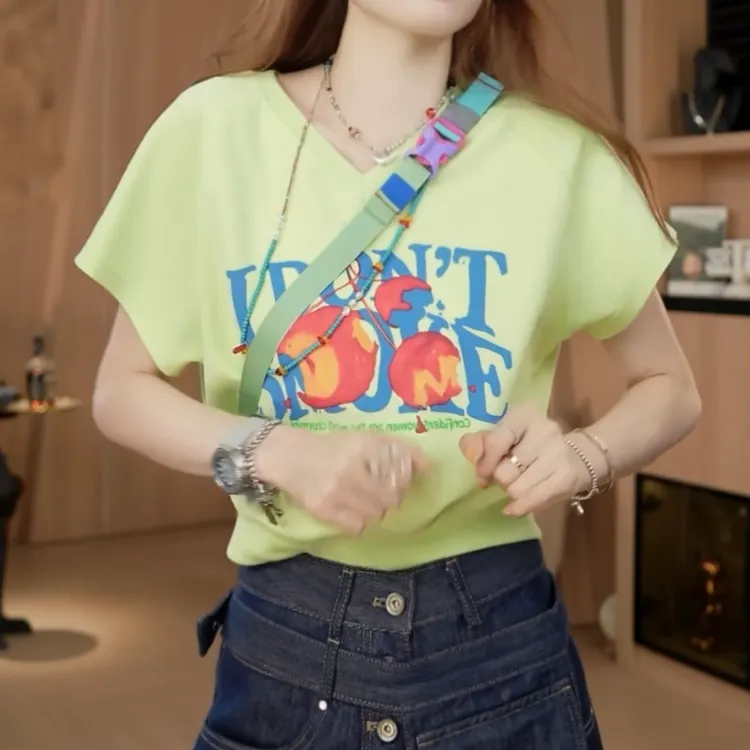 【迷雾川境】2025夏季冰凉感T桖印花V领套头蝙蝠袖上衣女LK2503896