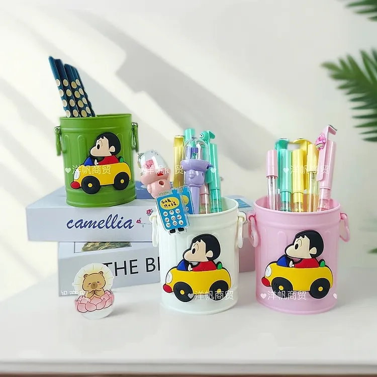 新款蜡笔小新笔筒可爱高颜值学生桌面大容量简约美式复古收纳桶