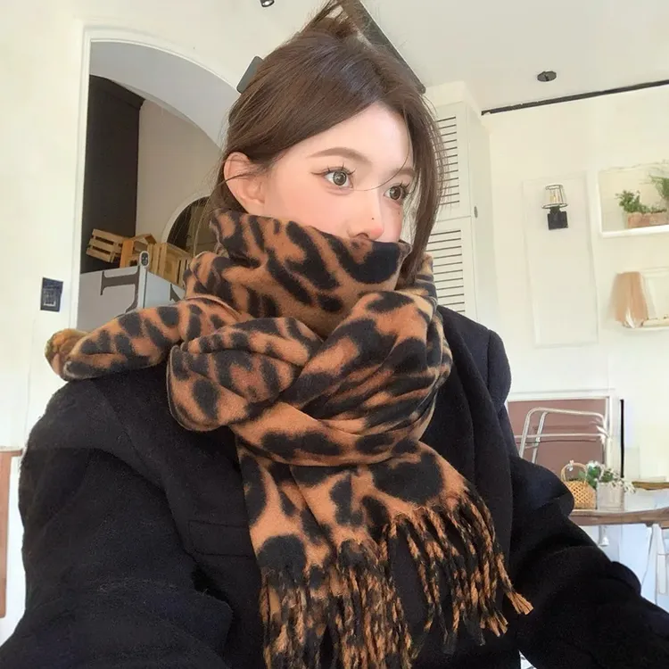 仿羊绒流苏豹纹围巾女冬季2025新款复古千禧辣妹披肩加厚保暖围脖