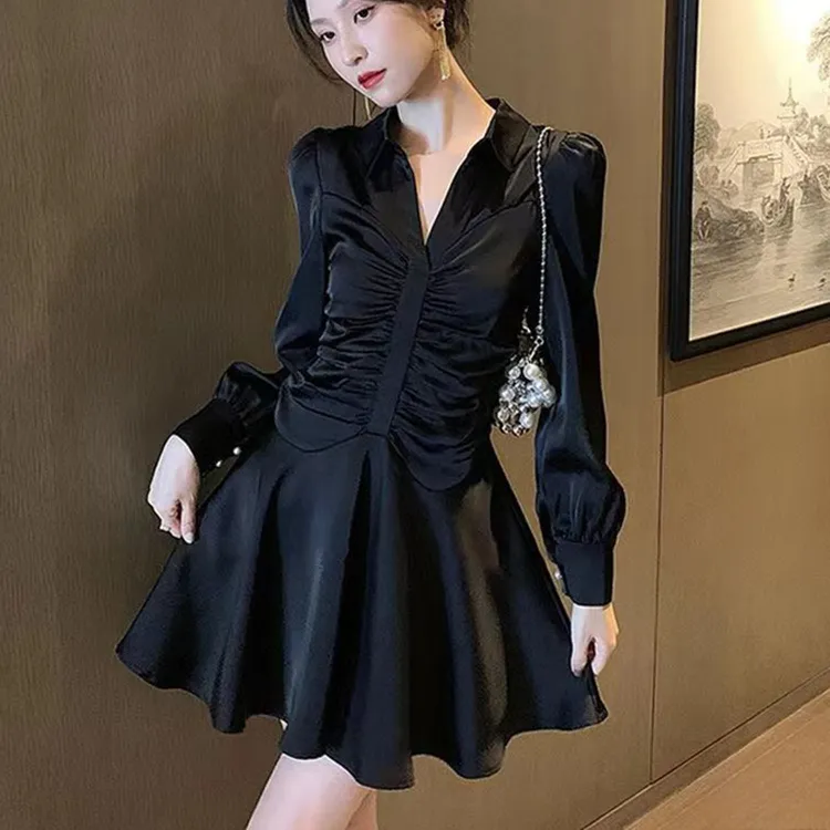缎面连衣裙女2025新款设计感小众炸街高级感显瘦短裙子洋气小黑裙
