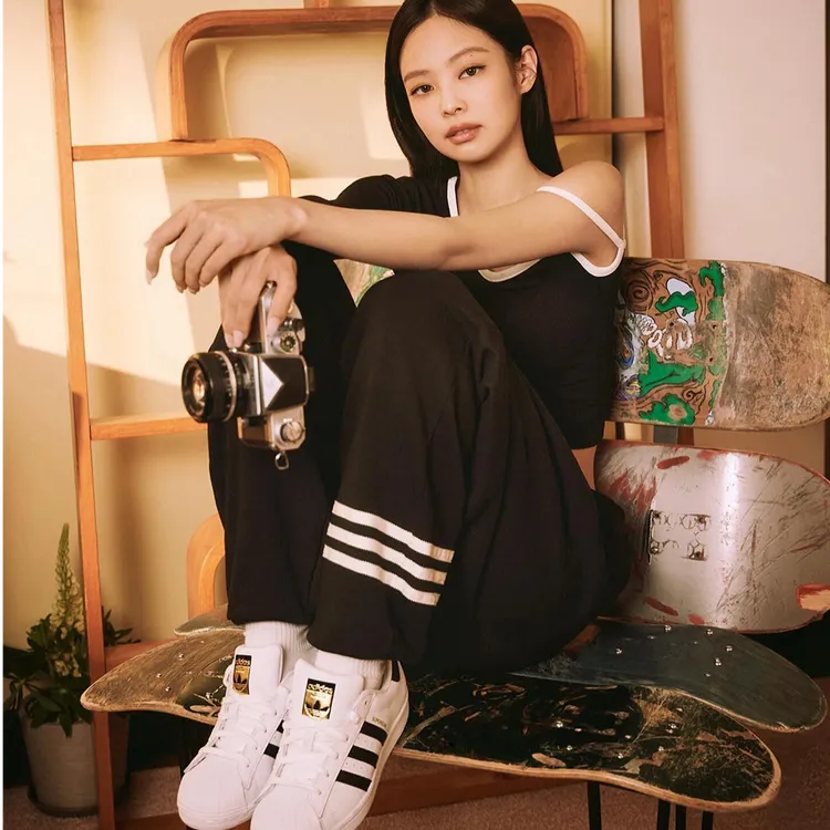 adidas/阿迪达斯JENNIE同款经典金标贝壳头运动板鞋白色 EG4958