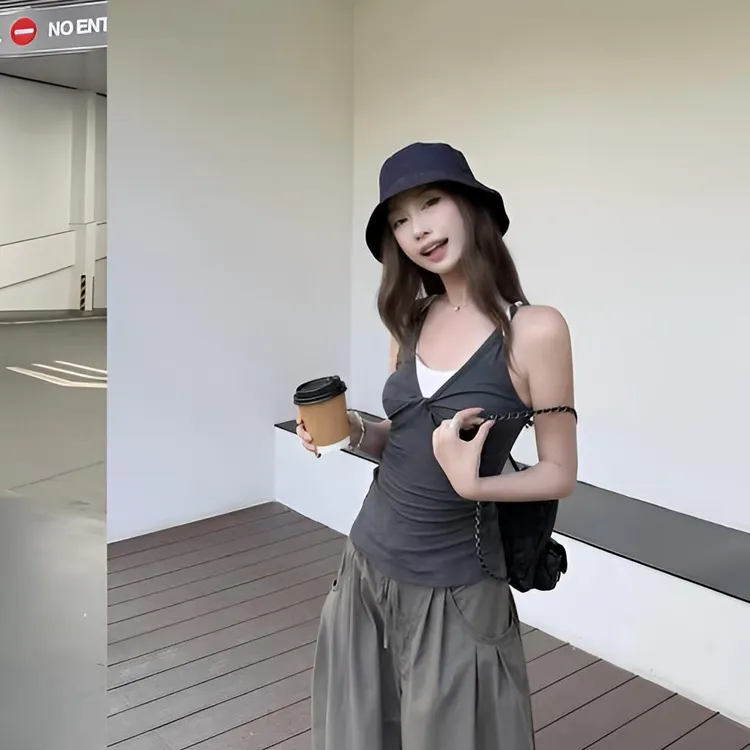 夏季新款洋气衣服女性感v领辣妹修身背心设计感露背上衣阔腿裤