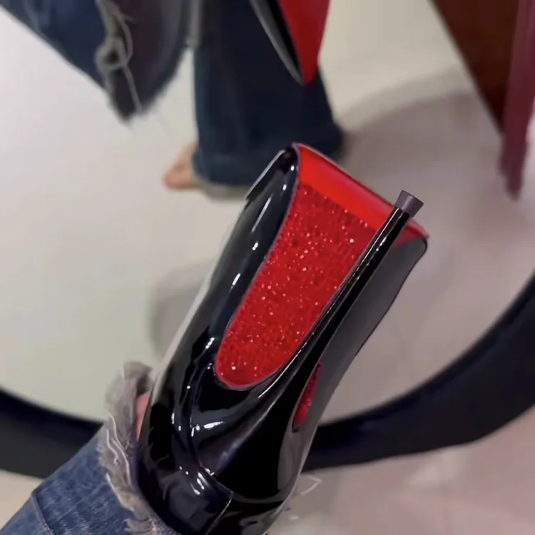 水钻红底侧空满钻黑色高跟鞋女新款漆皮浅口细跟黑色红底高跟鞋