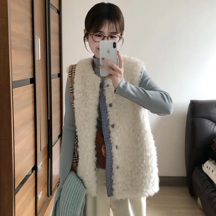 秋冬新款百搭羊羔毛绒无袖马甲女舒适保暖休闲风无外穿温暖马夹