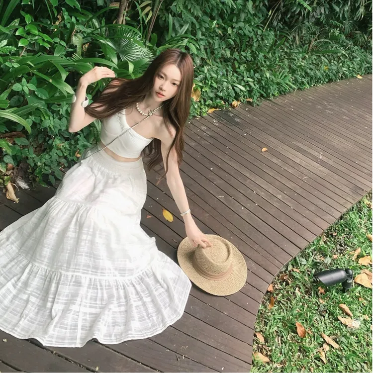 韩系甜美少女2025夏季性感斜肩白色短款背心上衣配度假风半裙套装