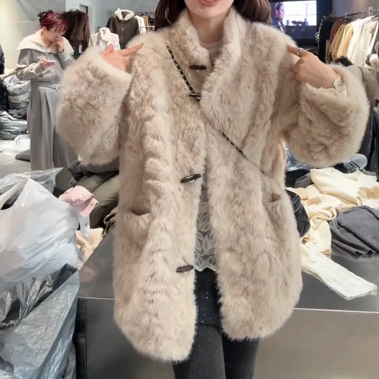 【雪融扣语】秋冬季新款时尚百搭显瘦牛角扣毛毛外套女LK2509172