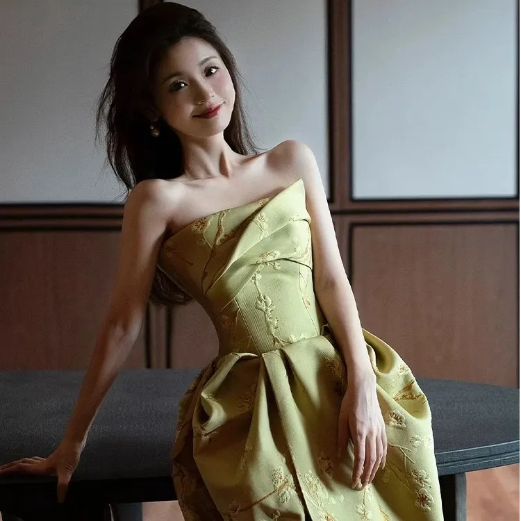 新中式订婚礼服裙高端轻奢小众敬酒服晨袍女新娘抹胸一字肩连衣裙