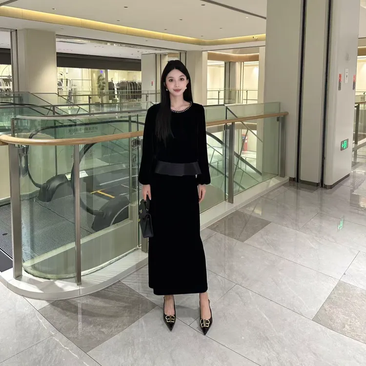 【猫七七】2025秋装新款两件套高级显瘦丝绒连衣裙套装女Q53TZW5031