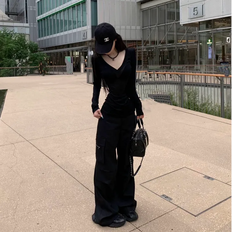 纯欲性感黑色长袖T恤上衣女V领修身宽松型收腰辣妹2025新款早秋
