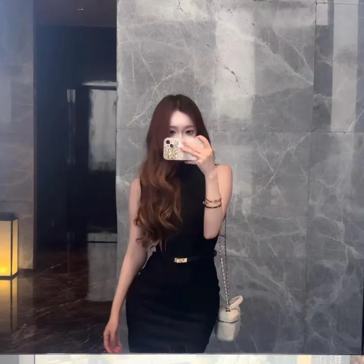 纯欲辣妹半高领无袖连衣裙女春夏季新款气质性感修身显瘦包臀裙子