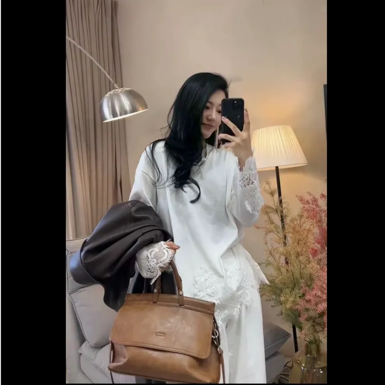 法式圆领蕾丝拼接长袖T恤女2025秋季新款宽松打底衫上衣潮