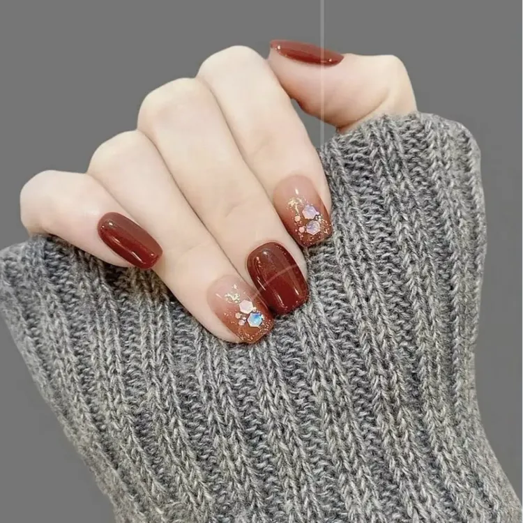 2025年短款穿戴甲酒红色晕染美甲贴片可拆卸显白气质