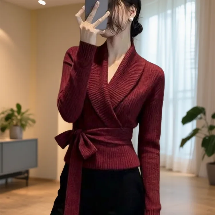 圣诞新年穿搭百搭新款秋冬交叉红色V领老钱风保暖针织系带毛衣女