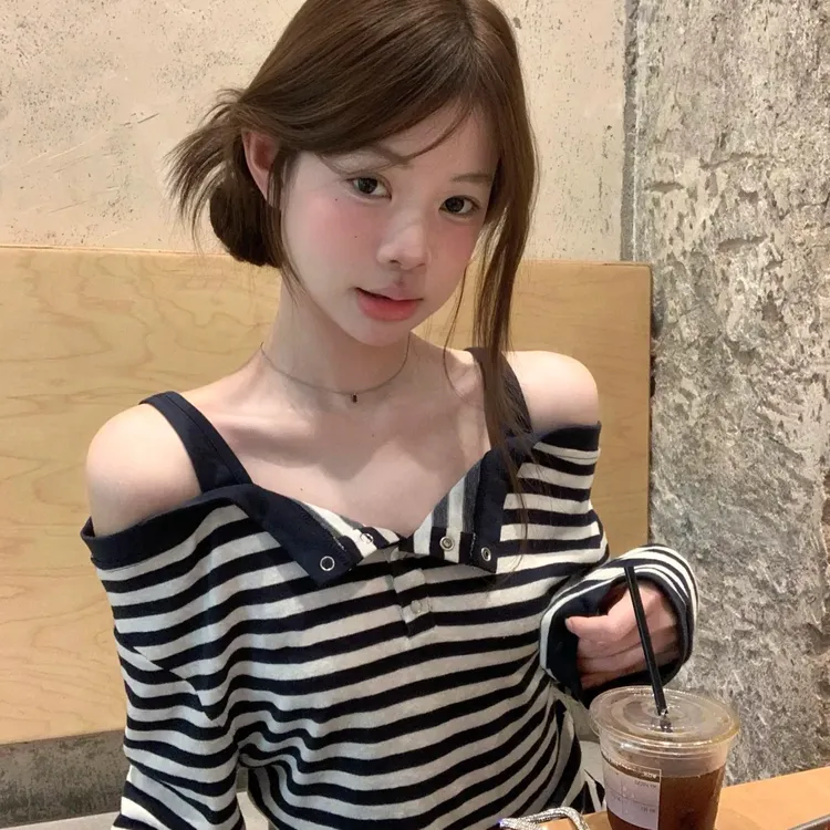 韩系撞色条纹假两件一字肩长袖t恤女秋季穿搭温柔风慵懒露肩上衣