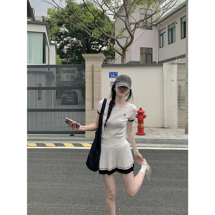 文艺复古风套装圆领上衣夏季新款刺绣T恤女撞色百褶裙针织两件套