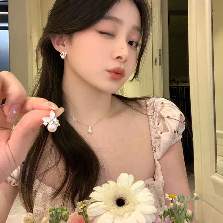 铜合金仿珍珠耳饰 秋冬新款气质蝴蝶珠珠耳环女温柔轻奢耳钉耳饰