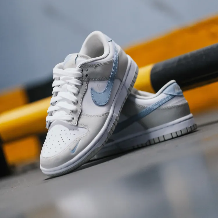 NIKE耐克 DUNK LOW 女款米白蓝双钩舒适百搭低帮休闲板鞋官方正品