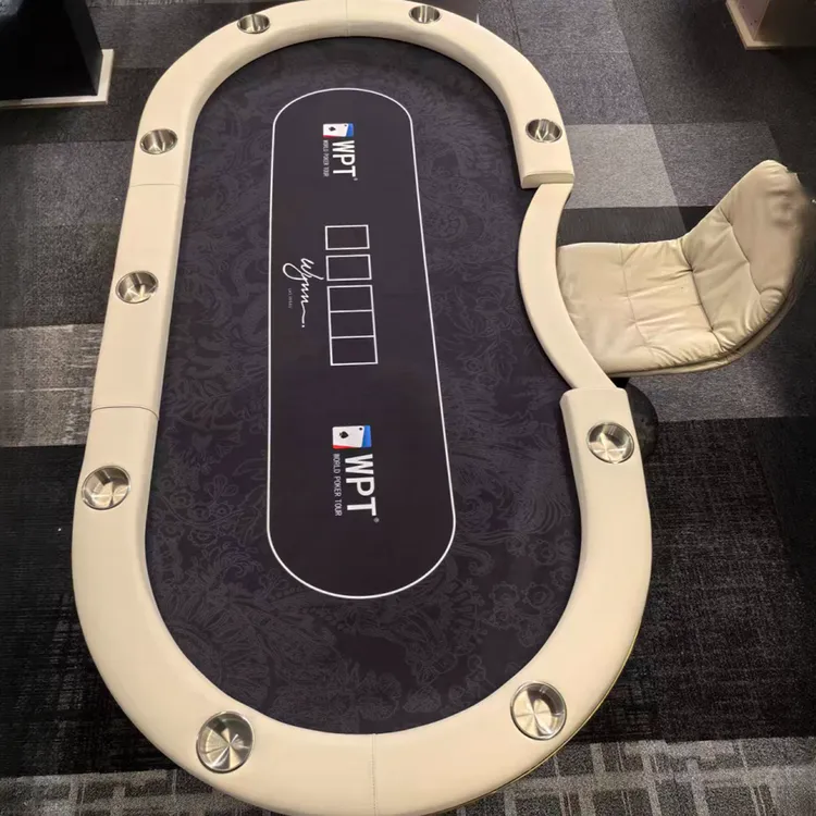 高奶油风德州扑克桌带筹码适用于竞技比赛与娱乐游戏