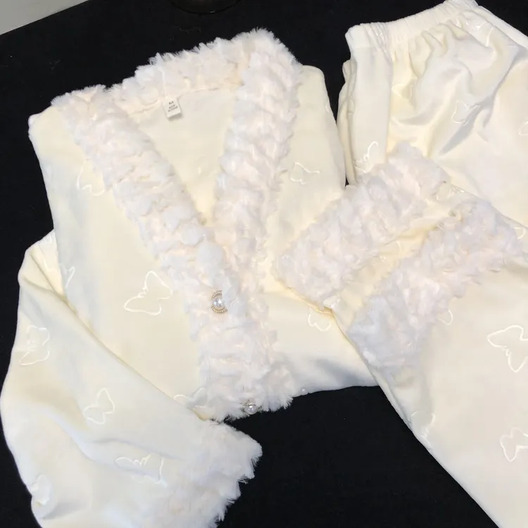 小香风毛绒蝴蝶睡衣女款2025新款秋冬季海岛绒加厚保暖家居服套装