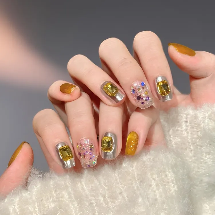 金闪幻彩碎钻爆闪纯手工穿戴甲轻奢高级感亮泽显白美甲片气质百搭