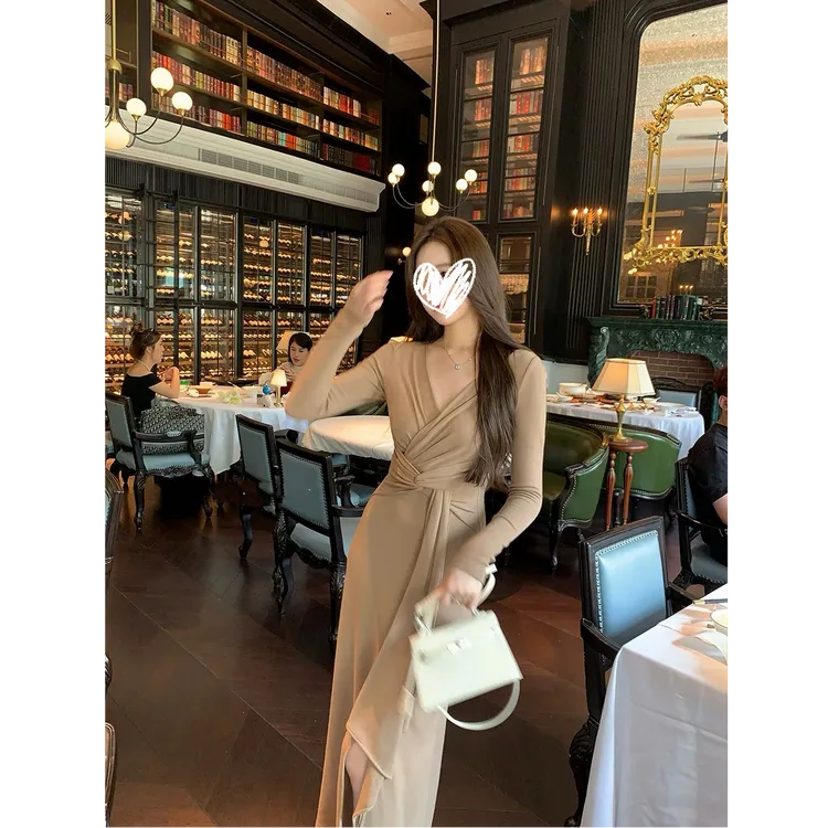 咖色v领扭结连衣裙女气质绑带长裙仿羊绒长袖收腰裙子