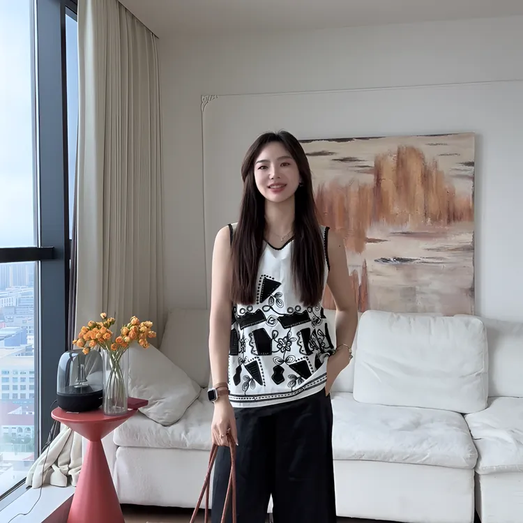 【余欢欢】夏季休闲百搭透气时尚刺绣蕾丝无袖小衫-YHW50542