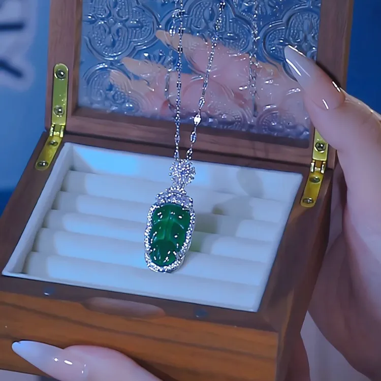 钛钢项链 新款时尚绿锆树叶项链女锁骨链镶嵌精致款项链饰品