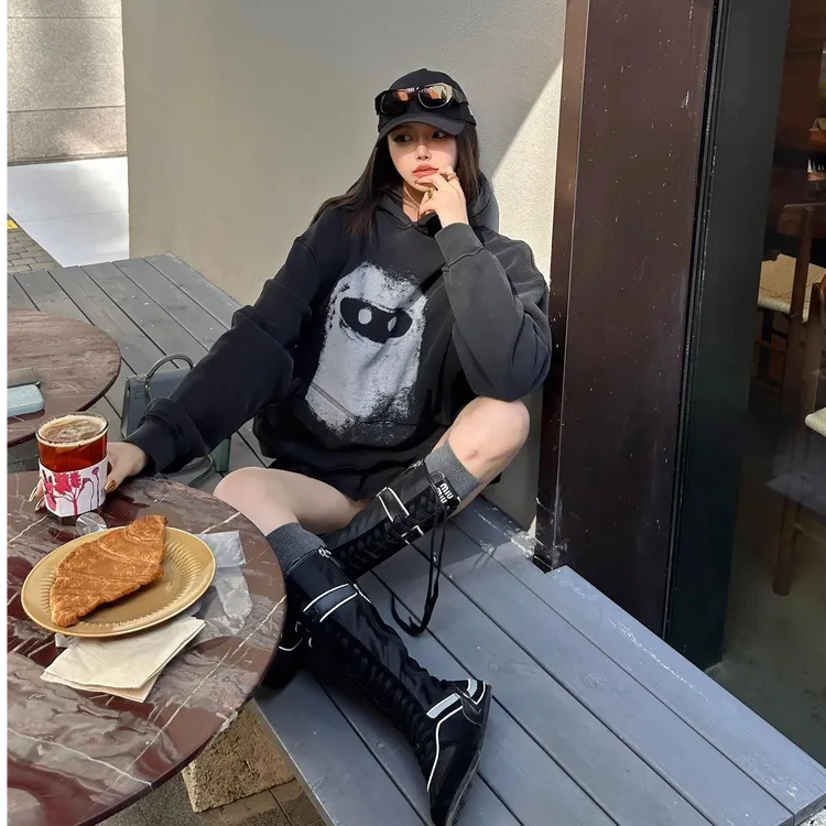 2025早春新款时尚卫衣气质显瘦宽松黑色长袖打底显瘦宽松时尚圆领