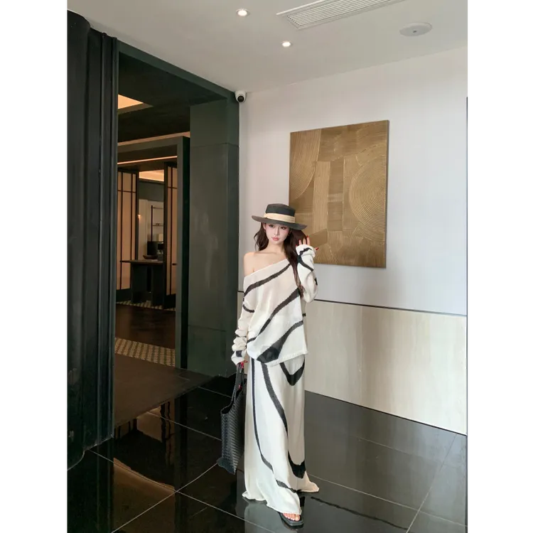 2025早秋穿搭懒慵宽松斜肩露肩长袖t恤上衣配双层半身裙针织套装