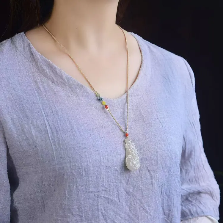 和田玉藕粉梅花吊坠