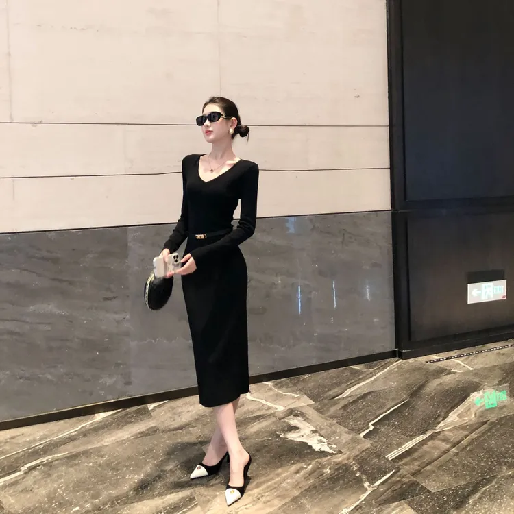 法式显瘦韵味包臀针织连衣裙V领轻熟风气质修身小黑裙极简打底裙