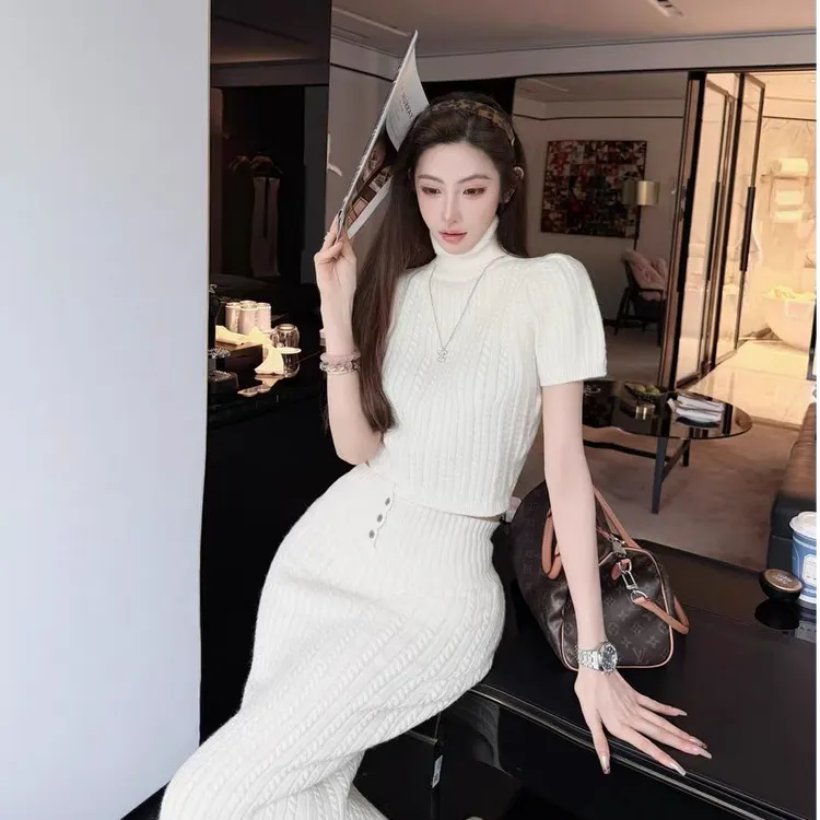 2025秋季新款设计感纯欲风绞花高领针织上衣+包臀半身裙时尚套装