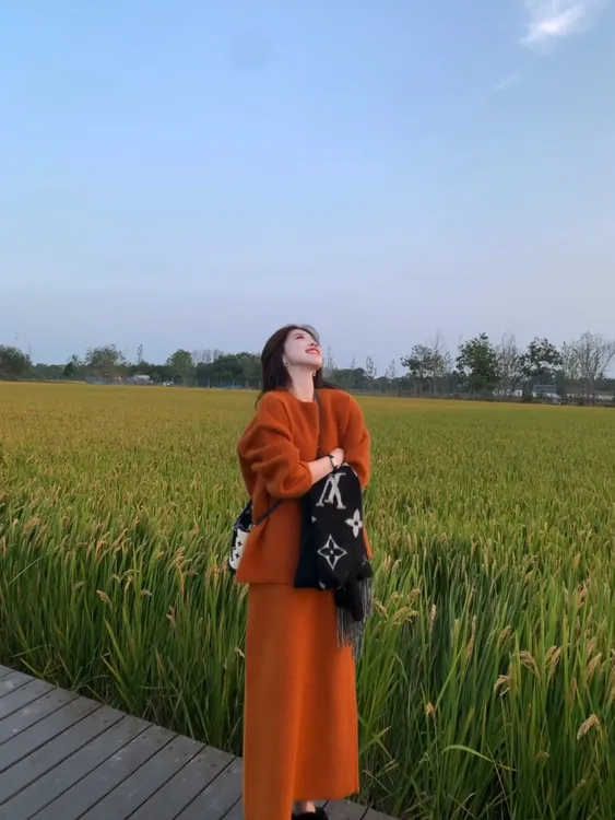 2025年秋冬季韩系慵懒风橘色圆领长袖针织衫减龄高级感时尚半身裙