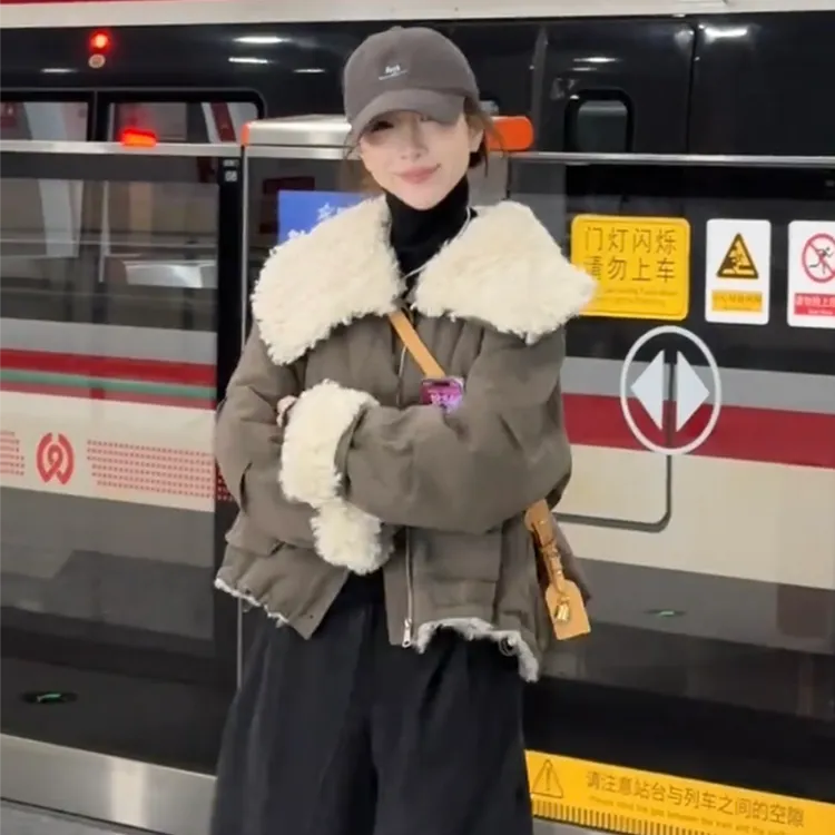 2025冬季新款短款时尚羊羔毛外套女毛领加厚保暖显瘦休闲通勤棉服