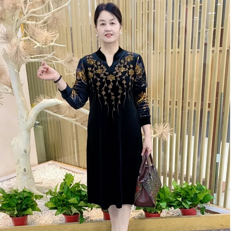 秋季新款妈妈装时尚洋气重工繁叶茂贵气质显瘦烫钻中长款连衣裙