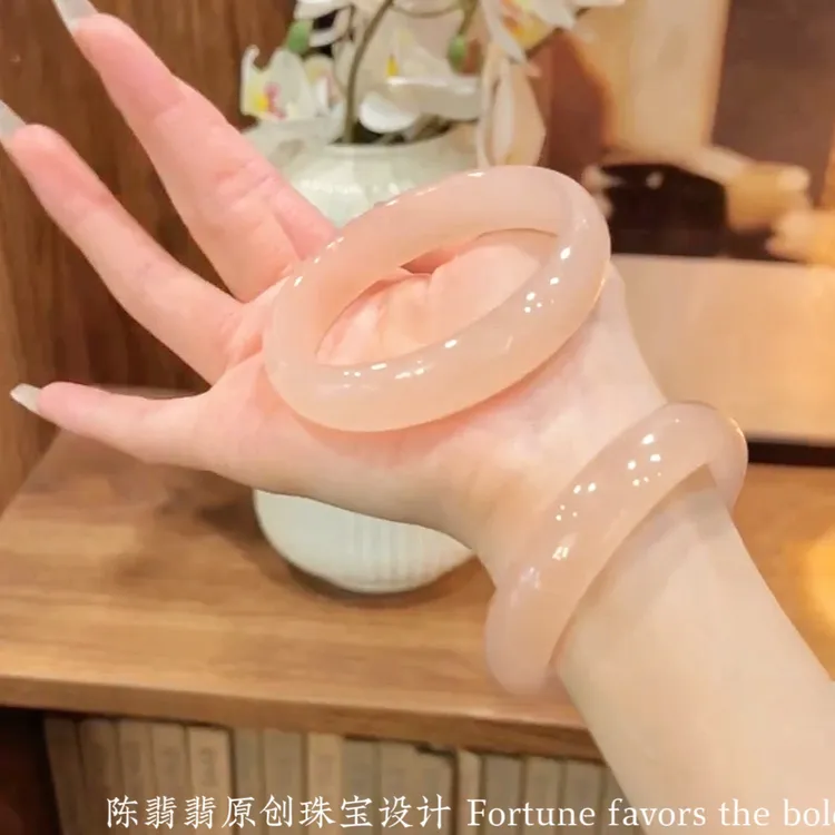 天然粉色玉镯女藕粉手镯东海水晶手镯玛瑙玉髓玉石手镯少女款送礼