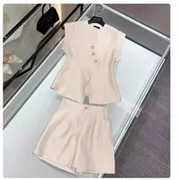深圳南油高端女装新款法式简约休闲V领设计感马甲+阔腿短裤套装