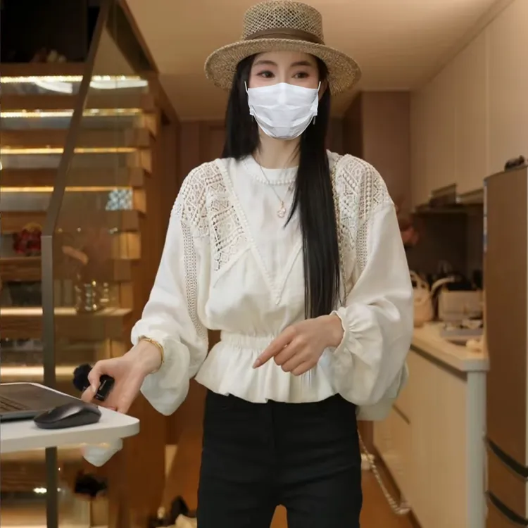 秋季新款法式复古重工蕾丝拼接长袖圆领衬衫女宽松设计感小众上衣