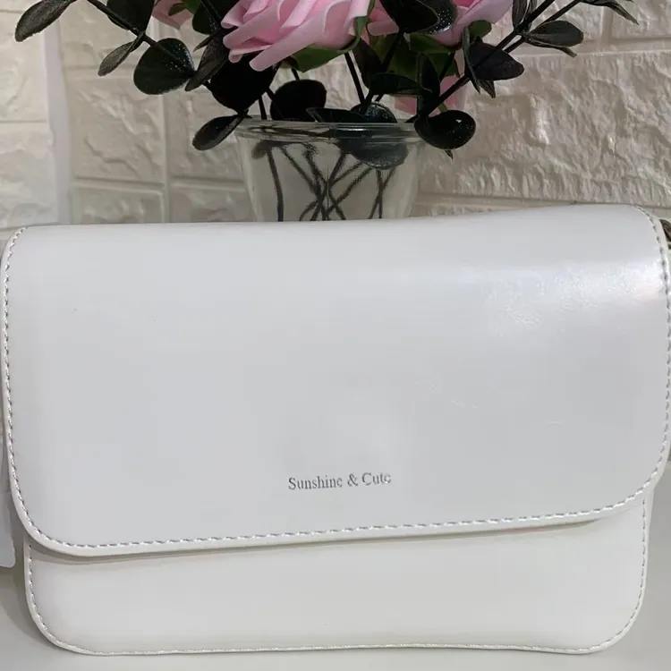 气质女士包包2025都市简约时尚小方包纯色车缝线复古斜挎单肩包女