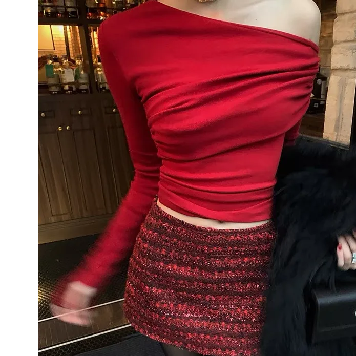 早秋氛围感穿搭红色斜领露肩长袖T恤女小众亮片包臀短裙套装